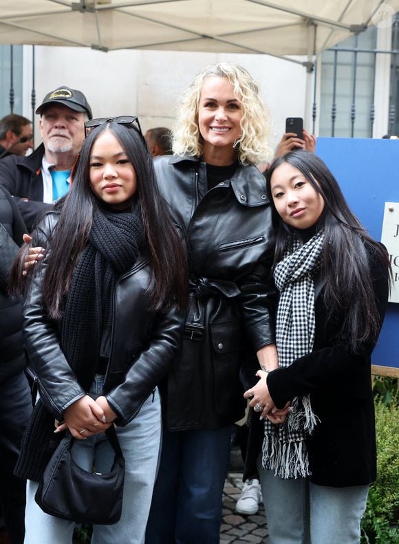 Laeticia Hallyday, ses filles Joy et Jade lors de l'inauguration d'une plaque commémorative en hommage à Johnny Hallyday devant l'immeuble où le chanteur français a grandi dans le 9ème arrondissement de Paris, France, le 22 décembre 2023. © Dominique Jacovides/Bestimage