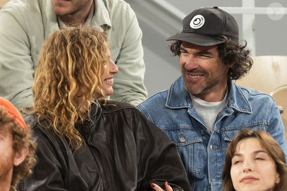 Pour rappel séparée du père de ses filles

Aurélie Saada et son compagnon dans les tribunes lors des Internationaux de France de Tennis de Roland Garros 2025, à Paris, France, le 27 mai 2025. © Jacovides-Moreau/Bestimage