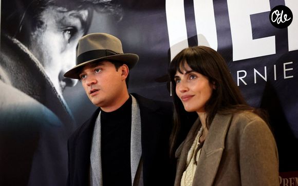 "On peut dire que voyager léger n'est plus vraiment un concept familier pour nous ces jours-ci. (...) Merci d'avoir accueilli notre petite tribu légèrement surdimensionnée", a écrit Laura Bensadoun.

Exclusif - Alain-Fabien Delon et sa compagne Laura Bensadoun au photocall de la soirée Ciné-concert symphonique "Alain Delon, le dernier Samouraï" au Palais des congrès à Paris le 8 novembre 2024 le jour de son anniversaire.

© Jacovides / Moreau / Bestimage