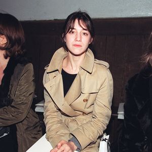 Charlotte Gainsbourg et sa demi-sœur Kate Barry assistent au défilé Chanel. Paris, le 18 janvier 2000. © Lionel Hahn/ABACA.