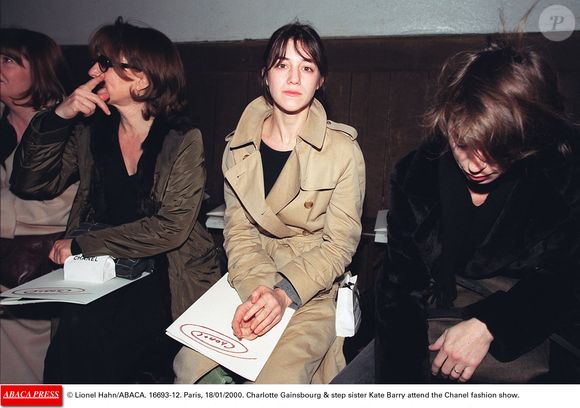 Charlotte Gainsbourg et sa demi-sœur Kate Barry assistent au défilé Chanel. Paris, le 18 janvier 2000. © Lionel Hahn/ABACA.
