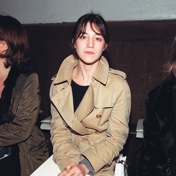 Charlotte Gainsbourg et sa demi-sœur Kate Barry assistent au défilé Chanel. Paris, le 18 janvier 2000. © Lionel Hahn/ABACA.