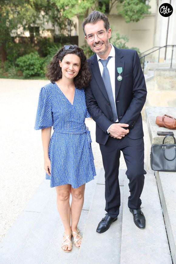 Exclusif - ⁠ Stéphanie Pasterkamp, ⁠Damien Nougarède - ⁠Damien Nougarède reçoit des mains de Rachida Dati les insignes de Chevalier dans l’ordre des Arts et Lettres, lors d’une cérémonie organisée dans la salle des mariages de la mairie du 7ème arrondissement à Paris le 15 juillet 2026. © Alain Guizard/Bestimage