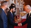 Paré d'un joli costume, le roi Charles III a chaleureusement salué les innombrables personnalités distinguées à l'instar de Marianela Núñez, la danseuse Royal House ou encore Katarina Johnson-Thompson, championne en titre d'heptathlon.

Le roi Charles III d'Angleterre assiste à une réception en l'honneur des personnes impliquées dans la musique communautaire au Royaume-Uni, au château de Windsor le 3 avril 2025. © Aaron Chown/WPA-Pool / Julien Burton via Bestimage