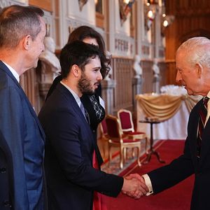 Paré d'un joli costume, le roi Charles III a chaleureusement salué les innombrables personnalités distinguées à l'instar de Marianela Núñez, la danseuse Royal House ou encore Katarina Johnson-Thompson, championne en titre d'heptathlon.

Le roi Charles III d'Angleterre assiste à une réception en l'honneur des personnes impliquées dans la musique communautaire au Royaume-Uni, au château de Windsor le 3 avril 2025. © Aaron Chown/WPA-Pool / Julien Burton via Bestimage