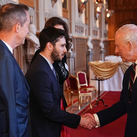 Paré d'un joli costume, le roi Charles III a chaleureusement salué les innombrables personnalités distinguées à l'instar de Marianela Núñez, la danseuse Royal House ou encore Katarina Johnson-Thompson, championne en titre d'heptathlon.

Le roi Charles III d'Angleterre assiste à une réception en l'honneur des personnes impliquées dans la musique communautaire au Royaume-Uni, au château de Windsor le 3 avril 2025. © Aaron Chown/WPA-Pool / Julien Burton via Bestimage