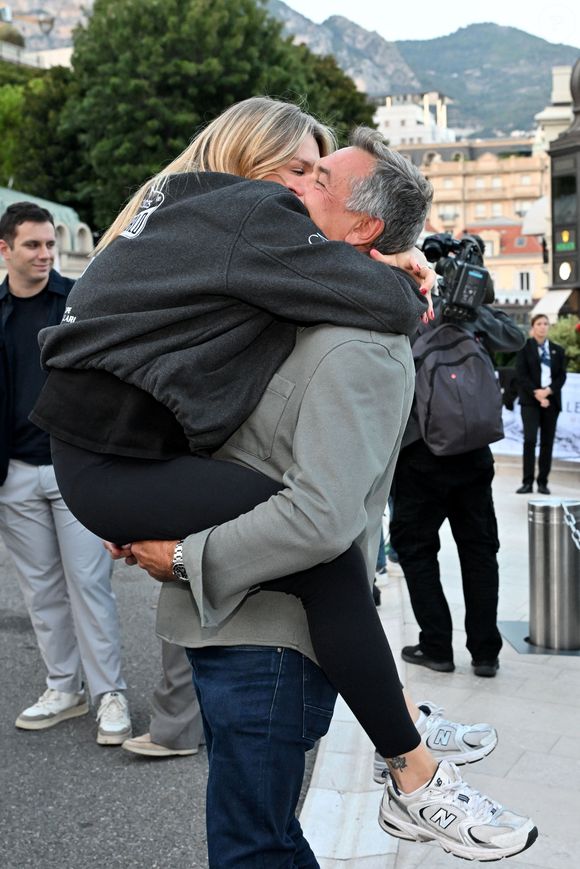 Camille Gottlieb, la fille de la princesse Stéphanie et de Jean Raymond Gottlieb, est au départ du 9ème E-Rallye de Monte-Carlo, en tant que co-pilote de son amie Margaux Grundstein au volant d'une volvo, sur la place du Casino à Monaco, le 15 octobre 2025. Pour leur 2eme participation à ce Rallye, l'équipage monégasque souhaite conserver son titre, 1ère au classement consommation FIA, Trophée Enliten FIA Ecorally 2024. Ici, elle est dans les brse de son père JR Gottlieb.
© Bruno Bebert / Bestimage