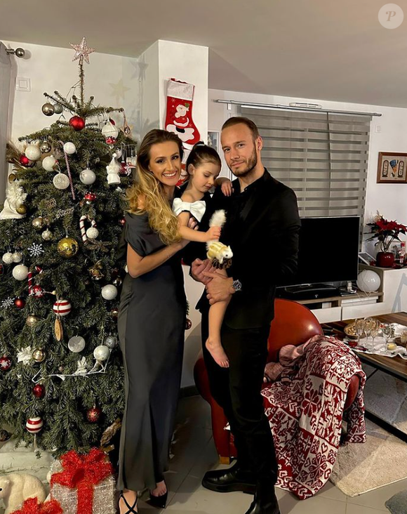 Car l'ancienne Miss qui travaille désormais au comité et son amoureux étaient déjà parents d'une petite fille prénommée Alma.

Estelle Sabathier, ancienne Miss, est enceinte de son deuxième enfant.