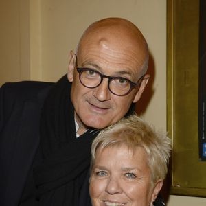 "J'ai la chance d'avoir deux maisons que j'adore, un petit appart à Paris et cette grande maison ici. Mais c'est plus calme ici, quand on va au cinéma on n’a pas besoin de partir une heure avant pour savoir où on va se garer. Et puis quand le ciel est bleu, ça met du baume au coeur", a-t-elle déclaré.

Mimie Mathy et son mari Benoist Gérard - Remise du prix de La Fondation Diane & Lucien Barrière 2015 au théâtre Tristan Bernard à Paris, pour la pièce "Je vous écoute" à Paris le 1er février 2016. © Coadic Guirec/Bestimage