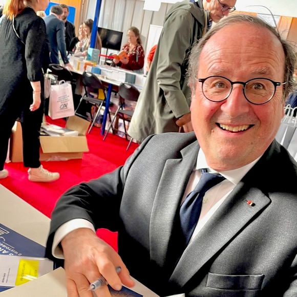 "Elle aurait pu finalement faire l’ENA, devenir une haute fonctionnaire. Mais elle voulait être comédienne et elle a réussi, elle est une très bonne comédienne" avait-il déclaré le 9 novembre 2024, lors d’une séance de dédicaces à la foire du livre à Brive-la-Gaillarde.

François Hollande - Foire du Livre de Brive 2024 à la Halle Georges Brassens de Brive-la-Gaillarde le 8 novembre 2024. © Fabien Faure / Bestimage