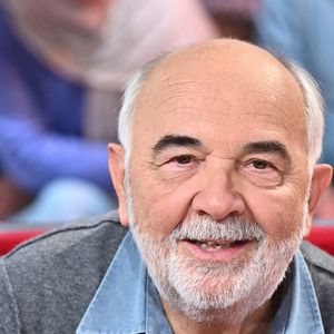 "Ça me fait penser à un bel Enfoiré... On va lui rendre un petit hommage", s'empresse alors de répondre Gérard Jugnot, qui a fait la connaissance de Michel Blanc alors qu'ils étaient au lycée.

Exclusif - Gérard Jugnot - Enregistrement de l'émission "Vivement dimanche" consacrée à l'équipe du Splendid au studio Rive Gauche, présentée par Michel Drucker. Diffusion sur France 3 le  23/02/2025. © Guillaume Gaffiot / Bestimage