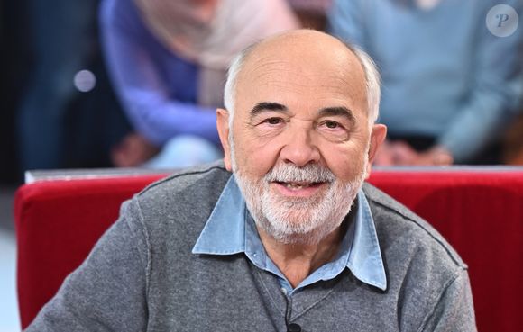 "Ça me fait penser à un bel Enfoiré... On va lui rendre un petit hommage", s'empresse alors de répondre Gérard Jugnot, qui a fait la connaissance de Michel Blanc alors qu'ils étaient au lycée.

Exclusif - Gérard Jugnot - Enregistrement de l'émission "Vivement dimanche" consacrée à l'équipe du Splendid au studio Rive Gauche, présentée par Michel Drucker. Diffusion sur France 3 le  23/02/2025. © Guillaume Gaffiot / Bestimage