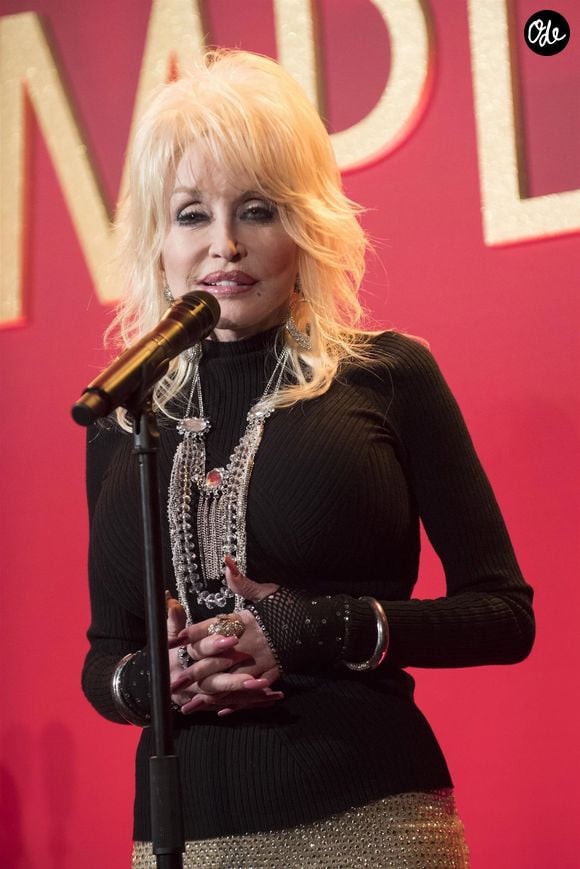 C'est le neveu de Dolly Parton, Brian Seaver, qui a officialisé la nouvelle dans une vidéo publiée sur Instagram

Dolly Parton qui a écrit la musique du film "Dumplin" pose lors du photocall à l'hôtel Four Seasons à Beverly Hills le 22 novembre 2018.
Crédit : IBL / Bestimage