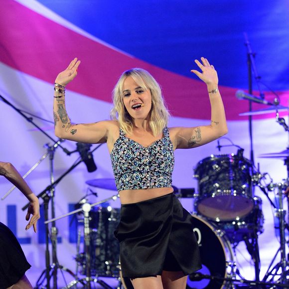 Alizée se produit sur scène lors du « RFM Summer Live 2014 » à Levallois-Perret, en France, le 4 juillet 2014. Photo de Nicolas Briquet/ABACAPRESS.COM