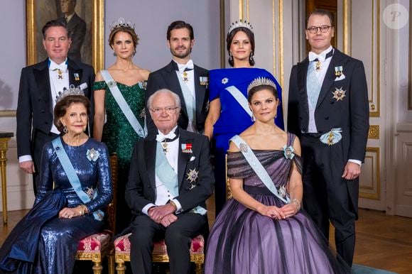Le roi Carl Gustaf, la reine Silvia, la princesse héritière Victoria, le prince Daniel, la princesse Madeleine, Chris O'Neill, le prince Carl Philip, la princesse Sofia de Suède lors de la photo de famille pour la cérémonie du prix Nobel 2024 au Palais royal de Stockholm, Suède, le 10 décembre 2024. © Dana Press/Bestimage