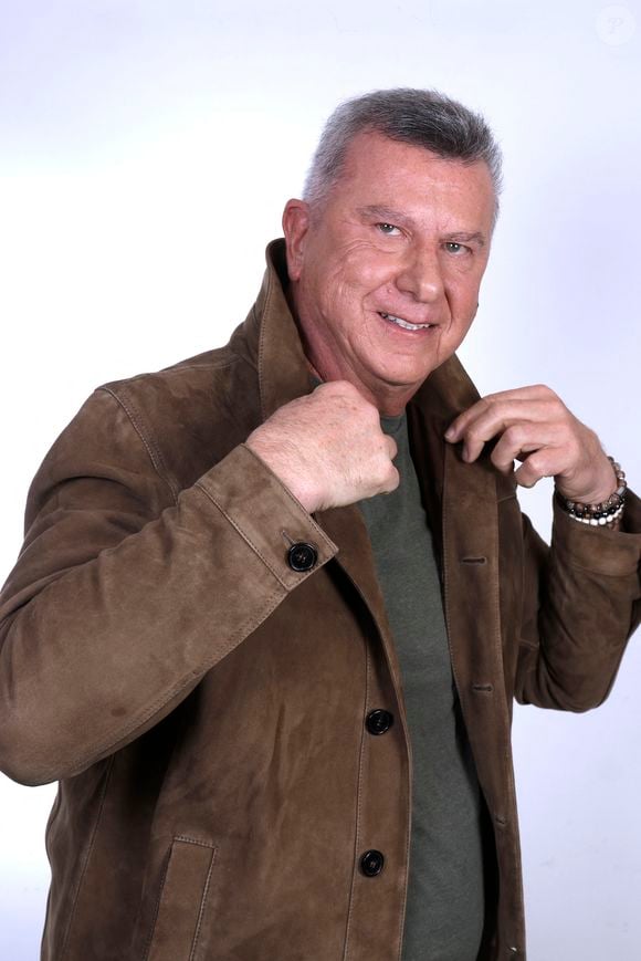 Pascal Bataille en a profité pour donner de ses nouvelles, lui qui est atteint d’un cancer du poumon
Exclusif - Portrait de Pascal Bataille, qui a récemment révélé être atteint d'un grave cancer des poumons, lors de l'enregistrement de l'émission "Chez Jordan de Luxe" à Paris. Le 11 décembre 2024
© Cédric Perrin / Bestimage