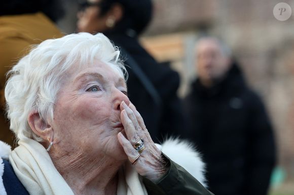 Line Renaud - Line Renaud, 97 ans, a inauguré un jardin public qui porte son nom, à Lille, France, le mercredi 17 décembre 2025.

© Claude Dubourg/Bestimage