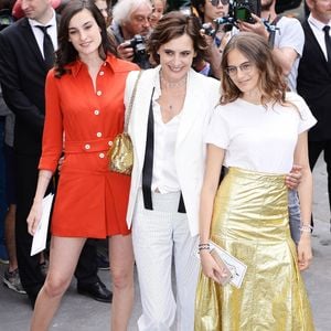 Inès de La Fressange assiste au défilé Chanel lors de la Fashion Week de Paris, à Paris, en France, en compagnie de ses deux filles, Nine Marie d'Urso et Violette Marie d'Urso, le 5 juillet 2016. Photo : ABACAPRESS.COM