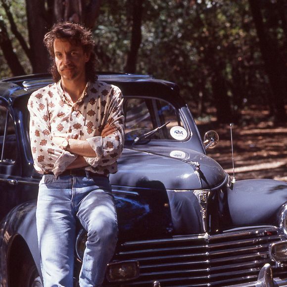 Francis Cabrel pose à côté d'une Peugeot 203 lors des Francofolies de La Rochelle en juillet 1990. Photo par Pascal Baril/ABACAPRESS.COM