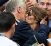 Le couple se dit “oui” le 2 juin 1989. Claude renonce alors à sa carrière d’orthophoniste. 

Didier Deschamps et sa femme Claude s'embrassent à l'issue de France-Argentine en 8e de finale de la Coupe du monde de football le 30 juin 2018 à Kazan en Russie. © Cyril Moreau/Bestimage
