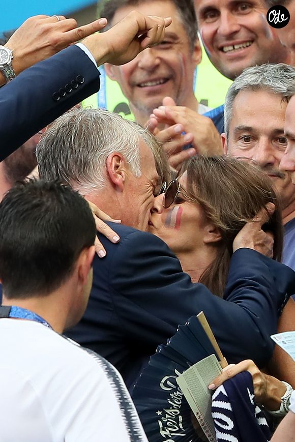 Le couple se dit “oui” le 2 juin 1989. Claude renonce alors à sa carrière d’orthophoniste. 

Didier Deschamps et sa femme Claude s'embrassent à l'issue de France-Argentine en 8e de finale de la Coupe du monde de football le 30 juin 2018 à Kazan en Russie. © Cyril Moreau/Bestimage