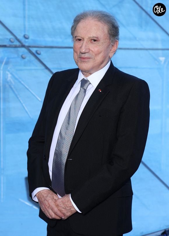 L'incident a suscité quelques secondes d'inquiétude avant de laisser place au soulagement. 

Exclusif. Séance photo. Michel Drucker lors de la cérémonie d'ouverture de la 65e édition du Festival de télévision de Monte-Carlo, le 12 juin 2026. K. Scott Thomas s'est vu remettre la Nymphe de Cristal, une distinction prestigieuse qui récompense une personnalité pour l'ensemble de sa carrière dans le monde de la télévision. M. Drucker a reçu la Nymphe d'Honneur pour l'ensemble de sa carrière et l'actrice espagnole E. Exposito a obtenu la Nymphe d'Or du Meilleur Espoir International. Pour clôturer la soirée, les deux premiers épisodes de la saison 3 de la série « The Walking Dead : Dead City » ont été projetés, en présence de l'acteur J. Dean Morgan (Negan) et de l'actrice L. Cohan (Maggie). 
© Denis Guigenbourg / Bestimage