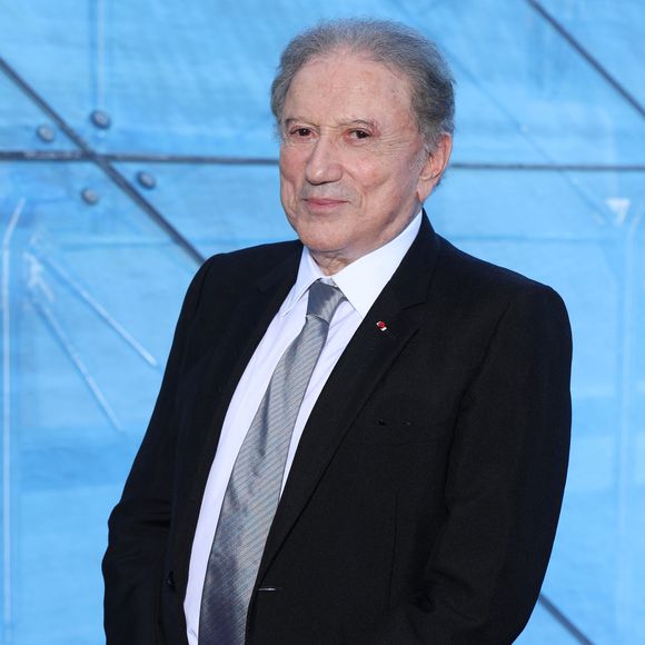 L'incident a suscité quelques secondes d'inquiétude avant de laisser place au soulagement. 

Exclusif. Séance photo. Michel Drucker lors de la cérémonie d'ouverture de la 65e édition du Festival de télévision de Monte-Carlo, le 12 juin 2026. K. Scott Thomas s'est vu remettre la Nymphe de Cristal, une distinction prestigieuse qui récompense une personnalité pour l'ensemble de sa carrière dans le monde de la télévision. M. Drucker a reçu la Nymphe d'Honneur pour l'ensemble de sa carrière et l'actrice espagnole E. Exposito a obtenu la Nymphe d'Or du Meilleur Espoir International. Pour clôturer la soirée, les deux premiers épisodes de la saison 3 de la série « The Walking Dead : Dead City » ont été projetés, en présence de l'acteur J. Dean Morgan (Negan) et de l'actrice L. Cohan (Maggie). 
© Denis Guigenbourg / Bestimage