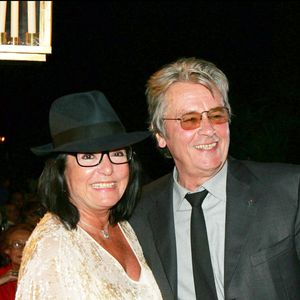 Pour rappel, les deux stars se sont rencontrées en 1963 au Casino de Megève. Un endroit dans lequel Nana Mouskouri n'était pas spécialement à l'aise...

Nana Mouskouri et Alain Delon à la soirée de Gala au profit de la lutte contre la maladie d'Alzheimer au Byblos, le 13 juillet 2004. (DOMINIQUE JACOVIDES / BESTIMAGE).