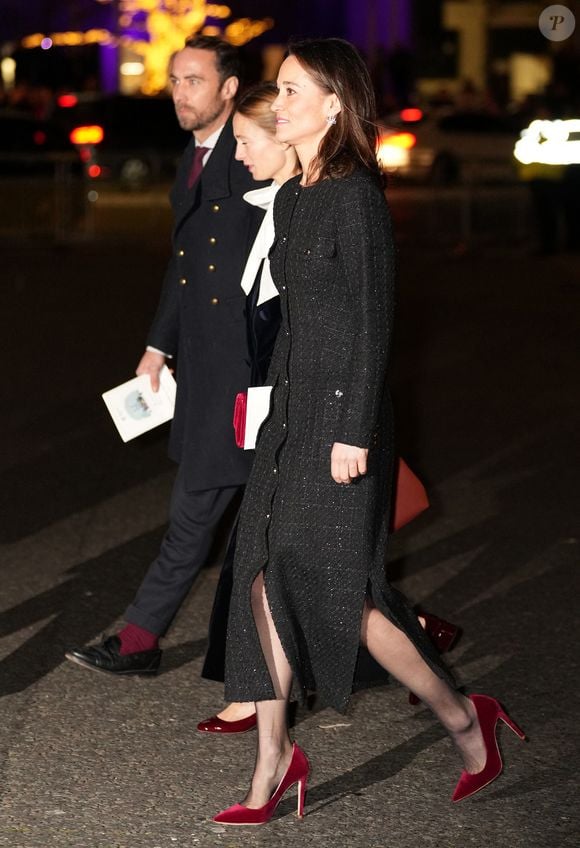 Ainsi que sa soeur Pippa et son frère James qui s'est exprimé à "The Times" sur les conséquences de l'annonce du diagnostic du cancer

Pippa Middleton - La famille royale d'Angleterre assiste à la messe "Together At Christmas Carol" à l'abbaye de Westminster à Londres, Royaume-Uni le 6 Décembre, 2024 Julien Burton / Bestimage