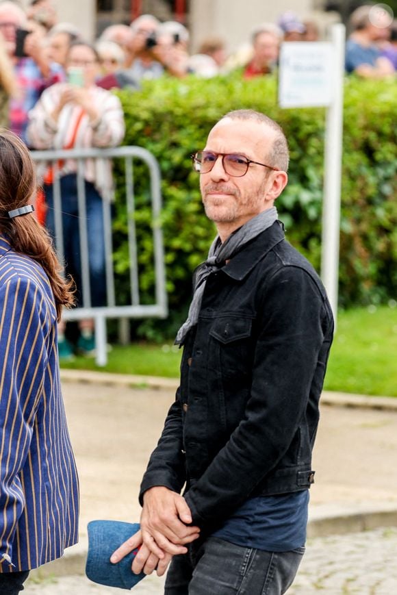 Le staff de Calogero rembourse les places aux spectateurs qui devaient sur rendre le 19 février 2026 à l'Espace Étincelle à Bergerac, puis les 20 et 21 février 2026 au Théâtre Olympia.

Arrivées aux obsèques de l'auteure-compositrice-interprète et actrice française Françoise Hardy au crématorium du cimetière du Père-Lachaise à Paris, France, le 20 juin 2024. © Jacovides-Moreau/Bestimage