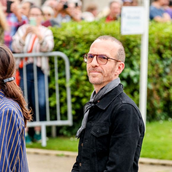 Le staff de Calogero rembourse les places aux spectateurs qui devaient sur rendre le 19 février 2026 à l'Espace Étincelle à Bergerac, puis les 20 et 21 février 2026 au Théâtre Olympia.

Arrivées aux obsèques de l'auteure-compositrice-interprète et actrice française Françoise Hardy au crématorium du cimetière du Père-Lachaise à Paris, France, le 20 juin 2024. © Jacovides-Moreau/Bestimage