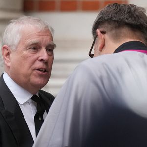 Depuis que son implication dans l'affaire Epstein ait été rendue publique, l'oncle des princes Harry et William devenu persona no grata en Outre-Manche se fait désormais très discret. Et il n'a plus de rôle officiel au sein de la Firme.

Le prince Andrew, duc d'York, - Les membres de la famille royale assistent aux funérailles de la duchesse de Kent, à la cathédrale de Westminster, à Londres, au Royaume-Uni, le 16 septembre 2025. © Julien Burton / Bestimage