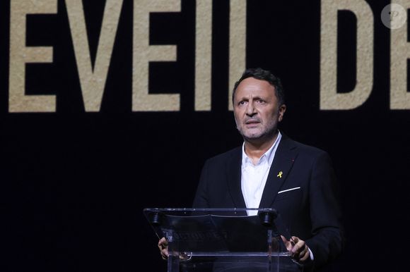 L'animateur et producteur de télévision, Arthur (Jacques Essebag) lors d'une cérémonie organisée par le Conseil des institutions juives de France (CRIF) en hommage aux victimes des attentats du Hamas du 7 octobre 2023 contre Israël, à l'occasion du premier anniversaire de l'événement, à Paris, le 7 octobre 2024. © Stéphane Lemouton / Bestimage