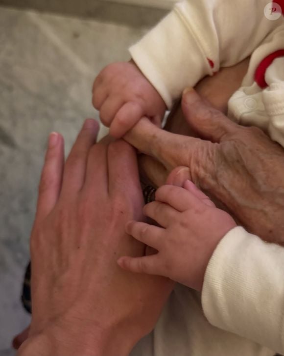 En avril dernier, le couple a accueilli son premier enfant, une fille prénommée Romy

Photo des mains d'Alain-Fabien Delon, de sa compagne Laura Bensadoun et de leur fille Romy. Capture d'écran Instagram de Laura Bensadoun.