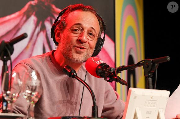 Rencontrés il y a plus de vingt ans, les amoureux travaillent désormais ensemble au quotidien.

François-Régis Gaudry lors de l'émission "On va déguster" sur France-Inter en direct du 20ème Festival du Livre gourmand au Théâtre de Périgueux, le 16 novembre 2025. © Jean-Marc Lhomer / Bestimage.