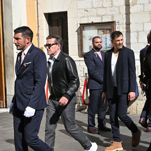 De nombreux visages familiers comme Benjamin Castaldi, Steevy Boulay ou encore Alexia Laroche-Joubert se sont également joints à la foule pour un dernier hommage. 

Steevy Boulay, Benjamin Castaldi, Julie Mercy, Alexia Laroche-Joubert - Obsèques de Loana Petrucciani dans la cathédrale Sainte-Réparate à Nice le 10 avril 2026.

© Bruno Bebert/Bestimage