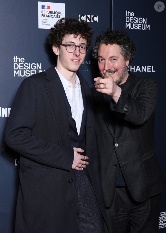 Il s'épanouit avec Amandine, son épouse et mère de son fils Tado né en 2007
Guillaume Gallienne et son fils Tado - Vernissage de l'exposition de 'Wes Anderson' à la Cinémathèque Française de Paris le 17 mars 2025. © Denis Guignebourg/Bestimage