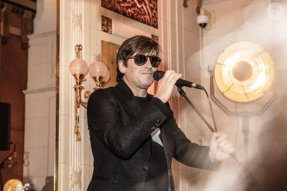 "Il a commencé à me passer de toutes petites coupes, des petites coupettes, sous la table. J'en ai bu une, deux ou trois, je ne sais plus", se souvient Thomas Dutronc.

Thomas Dutronc - Lancement du nouveau livre de Jean-Marie Périer "Chroniques d'un dilettante" aux éditions Calmann-Lévy, au café littéraire Les Deux magots à Paris le 26 octobre 2021. © Jack Tribeca / Bestimage
