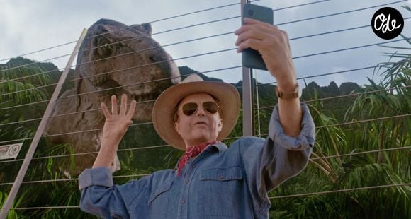 c'est en 1993 que la carrière de Sam Neill bascule définitivement. Choisi par Steven Spielberg pour incarner le paléontologue Alan Grant dans "Jurassic Park".

Picture MUST credit:  Xfinity And it sees Sam Neill as palaeontologist Dr Alan Grant taking a selfie with a T, Rex instead of trying to flee it.
Picture supplied by JLPPA