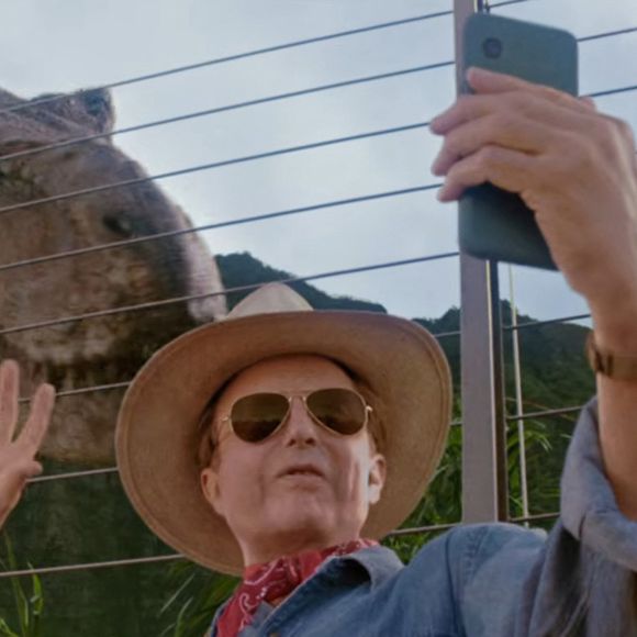 c'est en 1993 que la carrière de Sam Neill bascule définitivement. Choisi par Steven Spielberg pour incarner le paléontologue Alan Grant dans "Jurassic Park".

Picture MUST credit:  Xfinity And it sees Sam Neill as palaeontologist Dr Alan Grant taking a selfie with a T, Rex instead of trying to flee it.
Picture supplied by JLPPA
