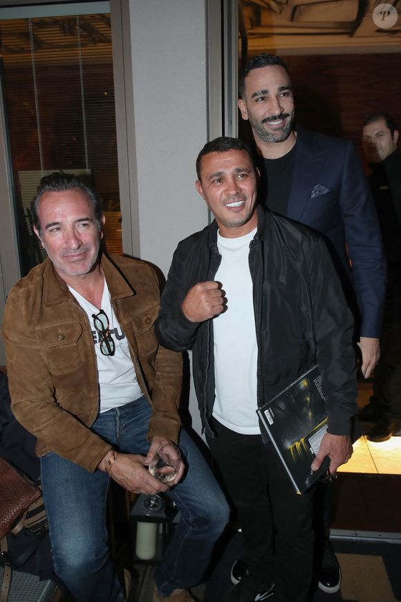 Jean Dujardin, Brahim Asloum et Adil Rami (tous en photos dans le livre) - Vernissage de l'exposition photos et du livre "La Boxe fait son cinéma" à l’hôtel Brach à Paris le 23 Septembre 2025. Ces clichés rendent hommage à plus de cinquante acteurs immortalisés dans des scènes où le noble art rencontre le 7ème art. © Bertrand Rindoff / Bestimage