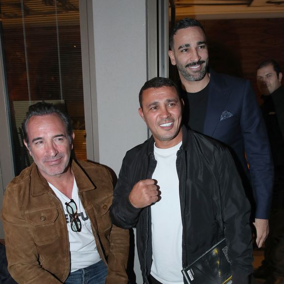 Jean Dujardin, Brahim Asloum et Adil Rami (tous en photos dans le livre) - Vernissage de l'exposition photos et du livre "La Boxe fait son cinéma" à l’hôtel Brach à Paris le 23 Septembre 2025. Ces clichés rendent hommage à plus de cinquante acteurs immortalisés dans des scènes où le noble art rencontre le 7ème art. © Bertrand Rindoff / Bestimage