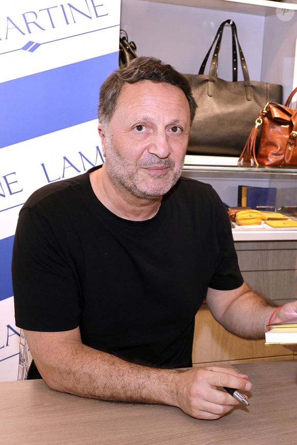 Exclusif - Arthur (Jacques Essebag) en séance de dédicaces pour la sortie de son nouveau livre "Même la nuit ne veut pas de moi (Ed. Grasset)" à la librairie Lamartine à Paris, le 27 mai 2026.
© Cédric Perrin / Bestimage