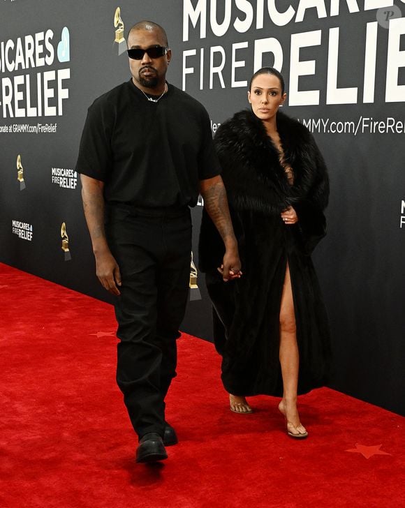 "Kanye et Bianca se sont rendus en Espagne pour le lancement de cette vidéo car ils savaient que cela allait susciter énormément d’attention. Bianca le soutient entièrement dans cette démarche. (…) Même si Bianca n’a pas approuvé certains des récents agissements de Kanye, elle est à ses côtés sur ce point", a ajouté cette même source. 

Kanye West et sa femme Bianca Censori ont été raccompagnés à la sortie des 67e Grammy Awards pour tenue indécente sur le tapis rouge, au Crypto.com Arena de Los Angeles, Californie, Etats-Unis, le 2 février 2025. © Broadimage / Bestimage