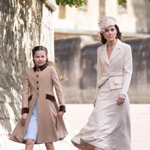 Pour parfaite ce look, Kate Middleton avait choisi un ensemble crème, une jupe fluide à une veste cintrée, le tout couronné d'un chapeau orné de feuilles de chêne.
Kate Middleton et la princesse Charlotte assistent à l'office annuel de Pâques à la chapelle Saint-Georges, dans l'enceinte du château de Windsor, le 5 avril 2026.
Photo : Goff / Bestimage