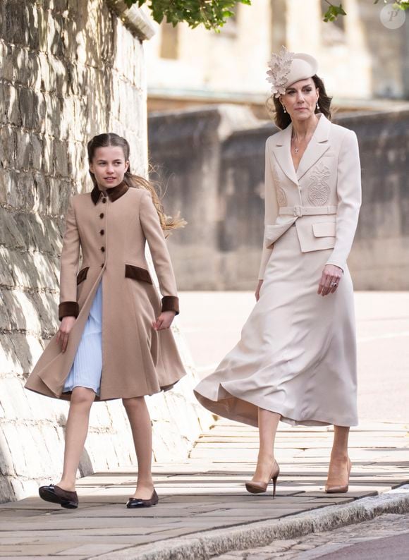 Pour parfaite ce look, Kate Middleton avait choisi un ensemble crème, une jupe fluide à une veste cintrée, le tout couronné d'un chapeau orné de feuilles de chêne. 

Kate Middleton et la princesse Charlotte assistent à l'office annuel de Pâques à la chapelle Saint-Georges, dans l'enceinte du château de Windsor, le 5 avril 2026.

Photo : Goff / Bestimage