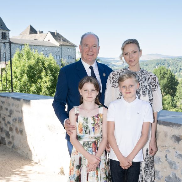 Le prince Albert II de Monaco, la princesse Charlène de Monaco, le prince Jacques de Monaco, marquis des Baux, et la princesse Gabriella de Monaco, comtesse de Carladès, ont été accueillis à Mur-de-Barrez en Aveyron par M. Pierre Ignace, le maire de la commune et membre de la délégation officielle française lors de la récente visite d’État à Monaco. 

© NivierePool/Bestimage