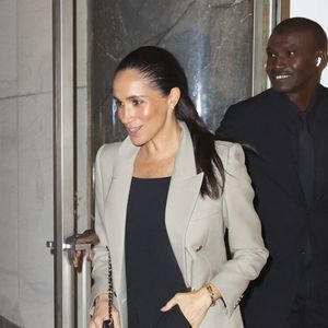 Brenda Surminski, la productrice du documentaire qui aurait même été contrainte d’abandonner le projet, juge “hallucinant” qu’une célébrité transforme un village africain pauvre en décor de shooting.

Exclusif - Meghan Markle quitte le Kappo Masa à New York, le 11 octobre 2025 @Backgrid USA / Bestimage
