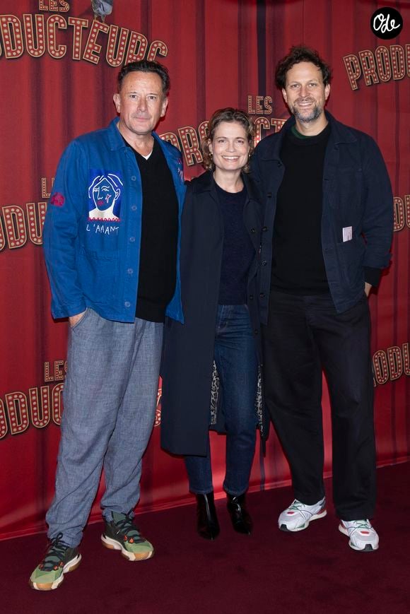 Thierry Harcourt, Sarah Biasini et Pierre Rochefort au photocall de la générale de la comédie musicale "Les Producteurs" d'Alexis Michalik au théâtre de Paris, France, le 8 octobre 2025. © Vincenzo Arnone/Bestimage