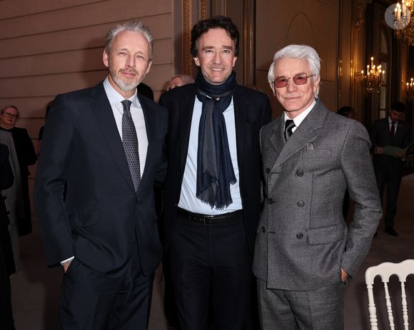 Alasdhair Willis, Antoine Arnault, Baz Luhrmann - La créatrice S.McCartney est faite Chevalier de la Légion d'honneur par le président français E.Macron au palais de l'Elysée à Paris, le 5 mars 2026, lors de la Fashion Week à Paris. Cette distinction salue son parcours ainsi que son engagement dans l'univers de la création et de la mode.

BFA.com / Backgrid USA / Bestimage